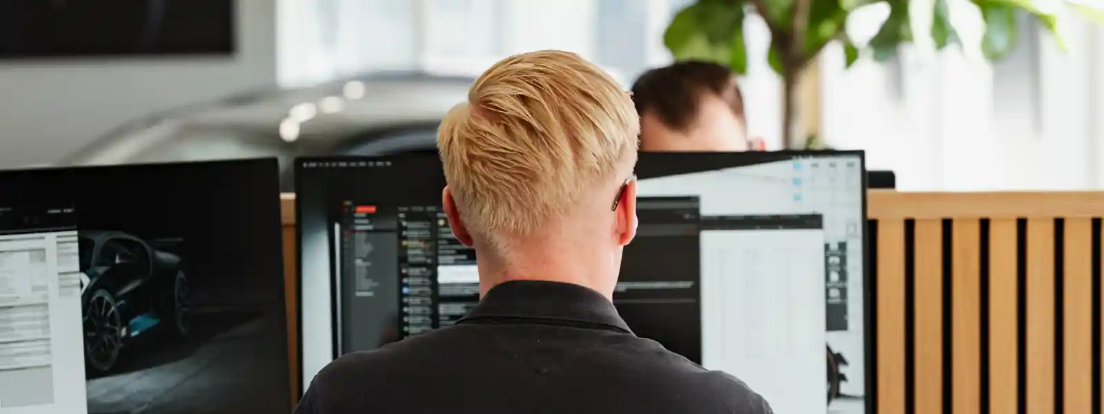 Leasingrådgiver arbejder ved computeren