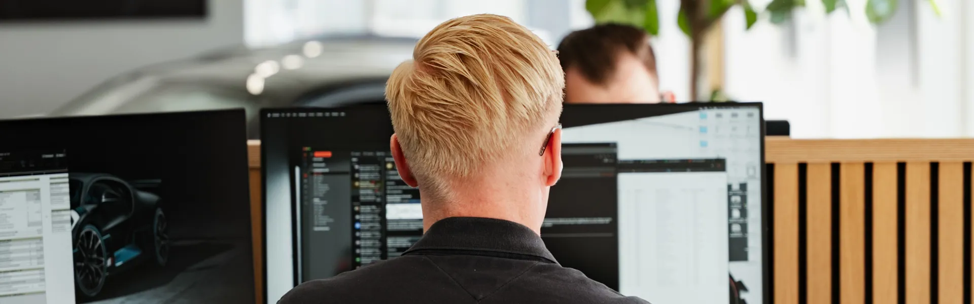 Leasingrådgiver arbejder ved computeren