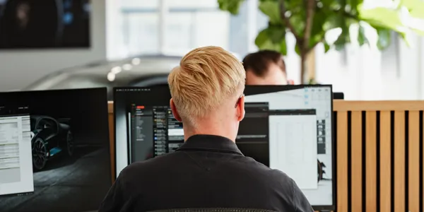 Leasingrådgiver arbejder ved computeren